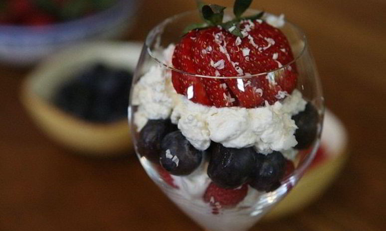 Рецепт творожно-сливочного крем с малиной и голубикой