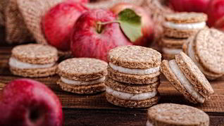 Яблочные печенья с отрубями, кунжутом и творожным кремом