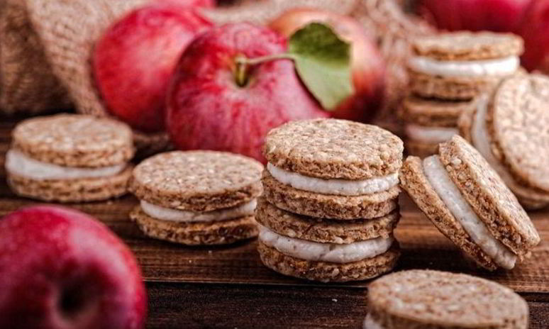 Рецепт яблочных печений с отрубями, кунжутом и творожным кремом