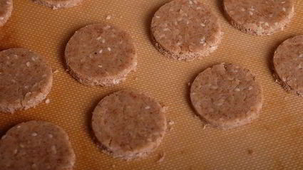 яблочные печенья с отрубями, кунжутом и творожным кремом