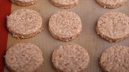 яблочные печенья с отрубями, кунжутом и творожным кремом