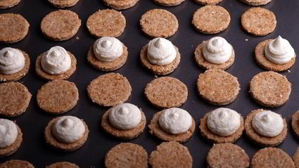 яблочные печенья с отрубями, кунжутом и творожным кремом