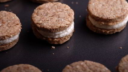 яблочные печенья с отрубями, кунжутом и творожным кремом