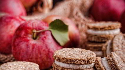 яблочные печенья с отрубями, кунжутом и творожным кремом