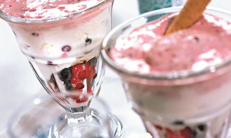 Рецепт ягод с творожным кремом и йогуртовым соусом