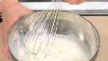 ягоды с творожным кремом и йогуртовым соусом