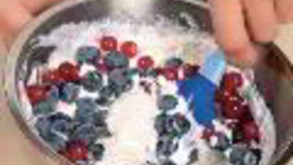 ягоды с творожным кремом и йогуртовым соусом