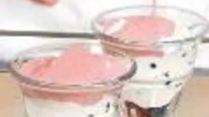 ягоды с творожным кремом и йогуртовым соусом