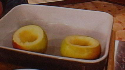 заварной крем-пудинг, запеченный в яблоке, под миндальной корочкой