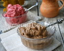 Банановое мороженое с шоколадом и клубникой