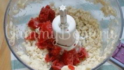 банановое мороженое с шоколадом и клубникой