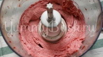 банановое мороженое с шоколадом и клубникой