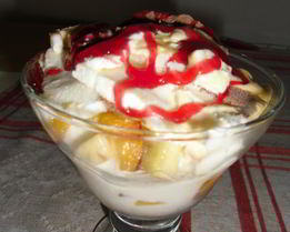 Десерт мороженое с фруктами