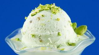 Фисташковое мороженое со сливками