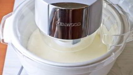 классическое ванильное мороженое