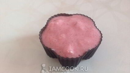 клубничное мороженое в шоколадной глазури