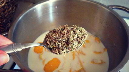 лавандово-лимонноe мягкое итальянское мороженое джелато