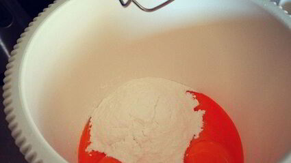 лавандово-лимонноe мягкое итальянское мороженое джелато