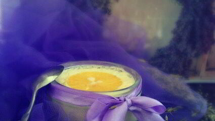 лавандово-лимонноe мягкое итальянское мороженое джелато