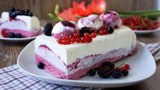 Мороженое из маскарпоне и черной смородины