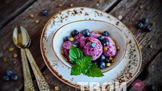 Мороженое с черникой