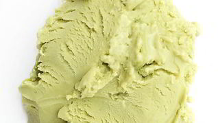 Мороженое с зеленым чаем матча и конфетами KitKat