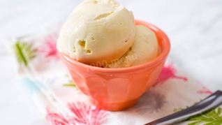 Мороженое в мороженице со сливками