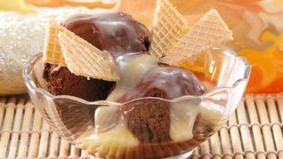 Пломбир с коньячным соусом