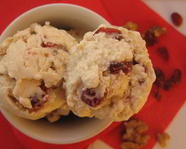 Сливочное мороженое с вяленой клюквой и грецким орехом