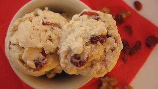 Сливочное мороженое с вяленой клюквой и грецким орехом