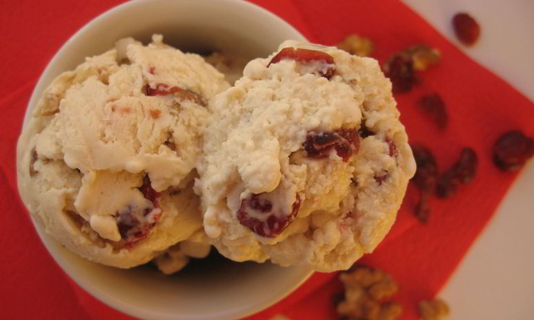 Рецепт сливочного мороженого с вяленой клюквой и грецким орехом