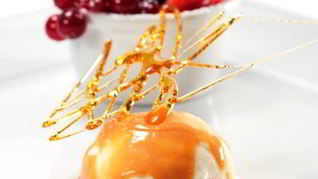 Теплый карамельный соус для мороженого