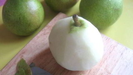 ванильное мороженое и груша-пашот сладкая парочка