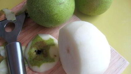 ванильное мороженое и груша-пашот сладкая парочка