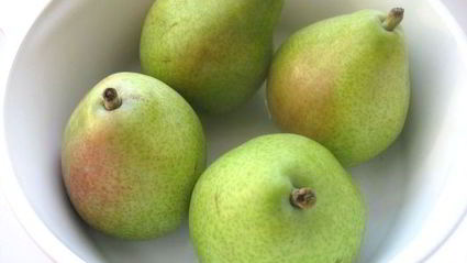 ванильное мороженое и груша-пашот сладкая парочка