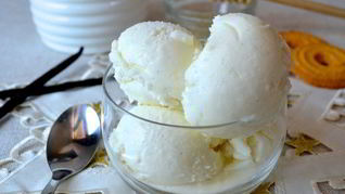 Ванильное мороженое со сливочным сыром и медом