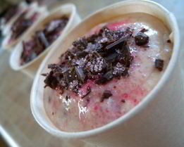 Вишневое мороженое с шоколадом