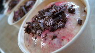 Вишневое мороженое с шоколадом