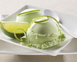 Зеленое мороженое из авокадо с текилой