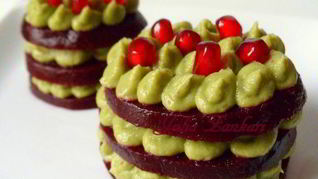 Башенки из свеклы с муссом из авокадо