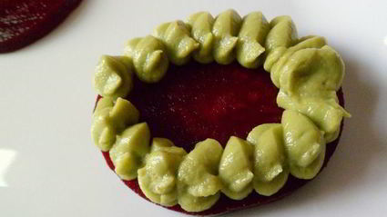 башенки из свеклы с муссом из авокадо