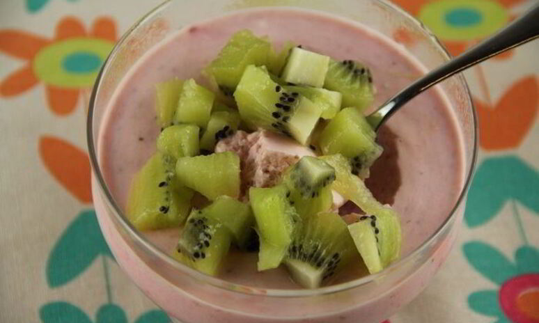 Рецепт йогуртова-клубничного мусс с киви