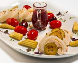 Кальмар с муссом из лосося под вишневым соусом