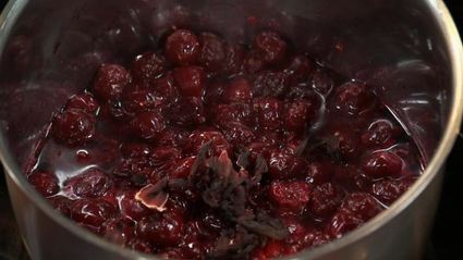 кальмар с муссом из лосося под вишневым соусом