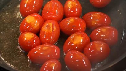 кальмар с муссом из лосося под вишневым соусом