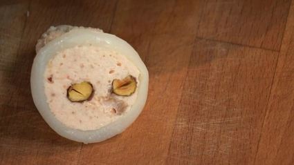 кальмар с муссом из лосося под вишневым соусом