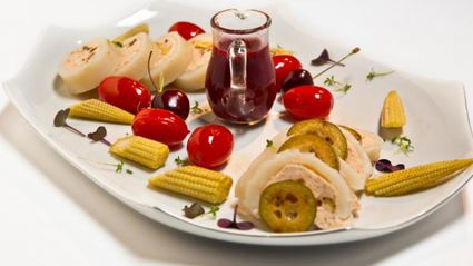 кальмар с муссом из лосося под вишневым соусом