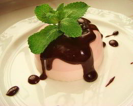 Мусс с шоколадным соусом