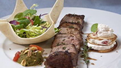 нежная говядина с муссом из кабачка и кремом из козьего сыра