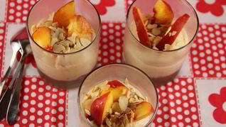 Персиковый мусс с медом и миндалем